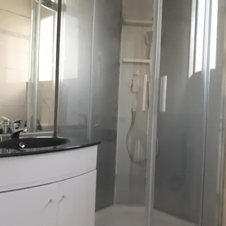 Centre- Small Pied-a-terre Near Beaches * Nizza