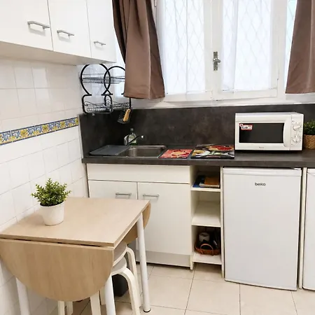 Centre- Small Pied-a-terre Near Beaches Διαμέρισμα